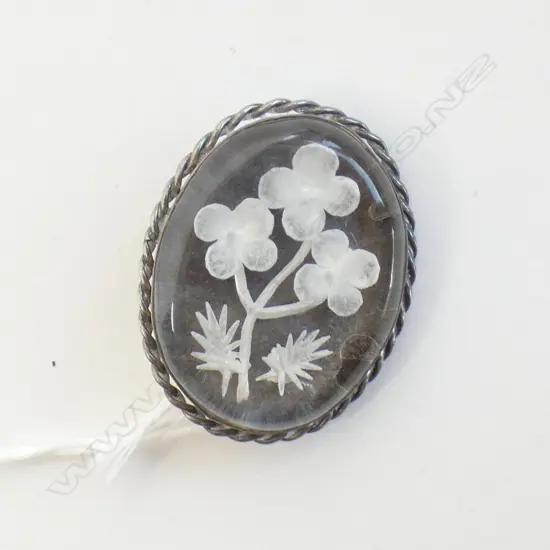 STG SILVER BROOCH WITH GLASS (?) & FLORAL OVERLAY 11GMS