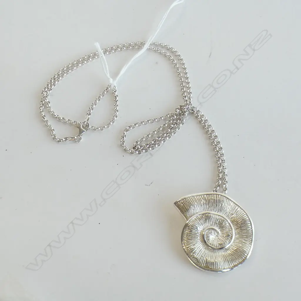 CONTEMPORARY SILVER AMMONITE FOSSIL PENDANT ON CHAIN  Image 1++