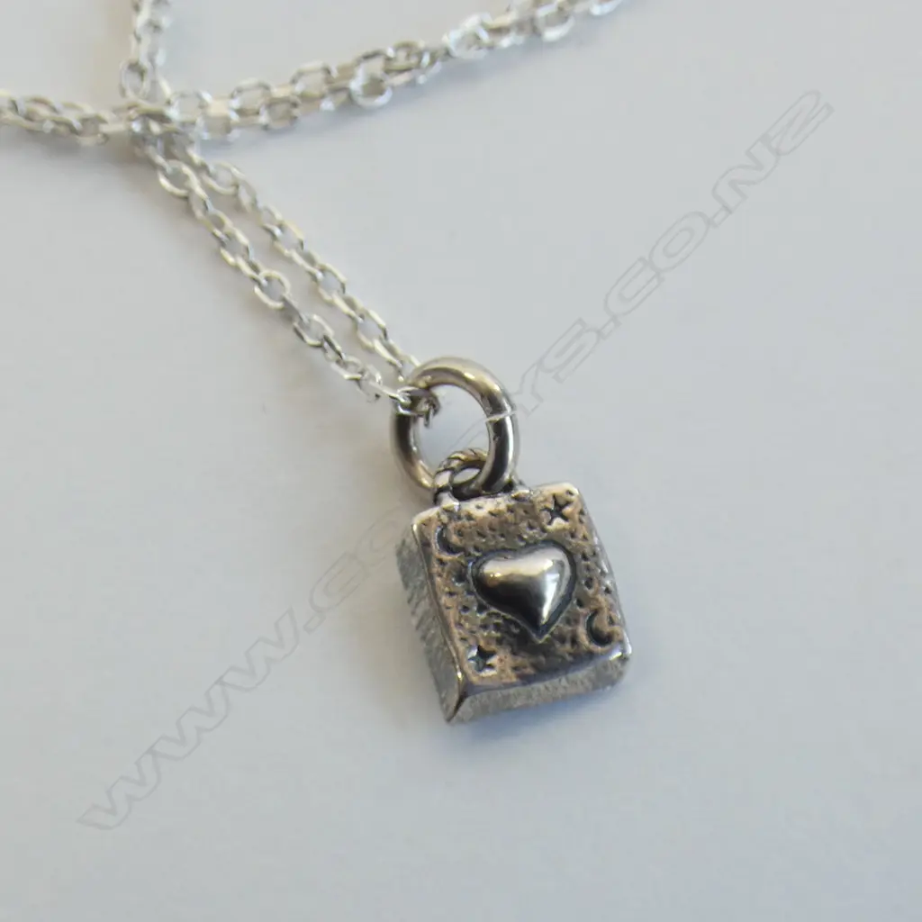 STG SILVER CHAIN & PENDANT - HEART INSIDE SQUARE  3.4GMS Image 1++