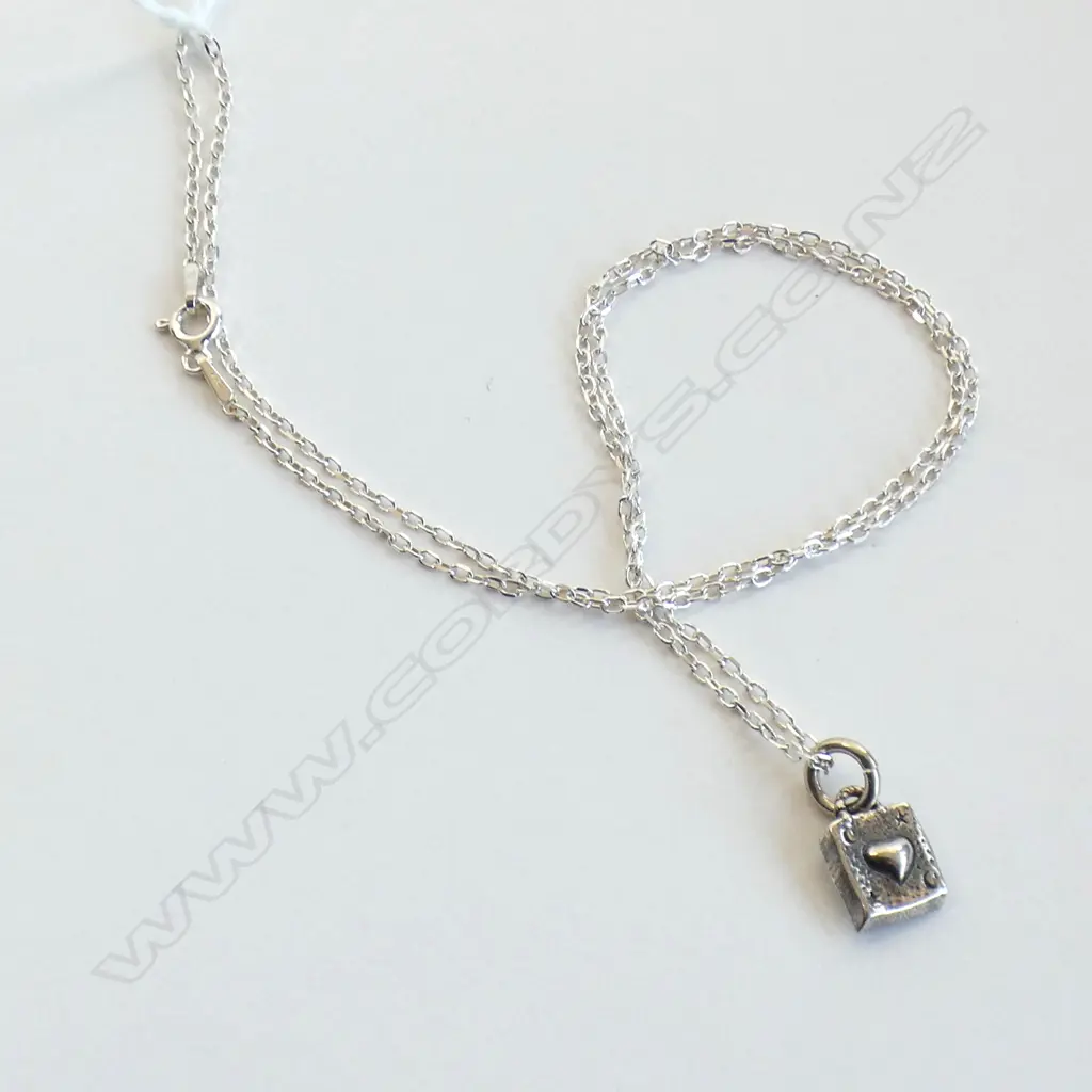 STG SILVER CHAIN & PENDANT - HEART INSIDE SQUARE  3.4GMS Image 1++