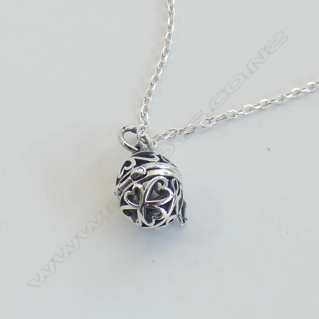 STG SILVER CHAIN & EGG SHAPED LOCKET PENDANT  4.1GMS Image 1++