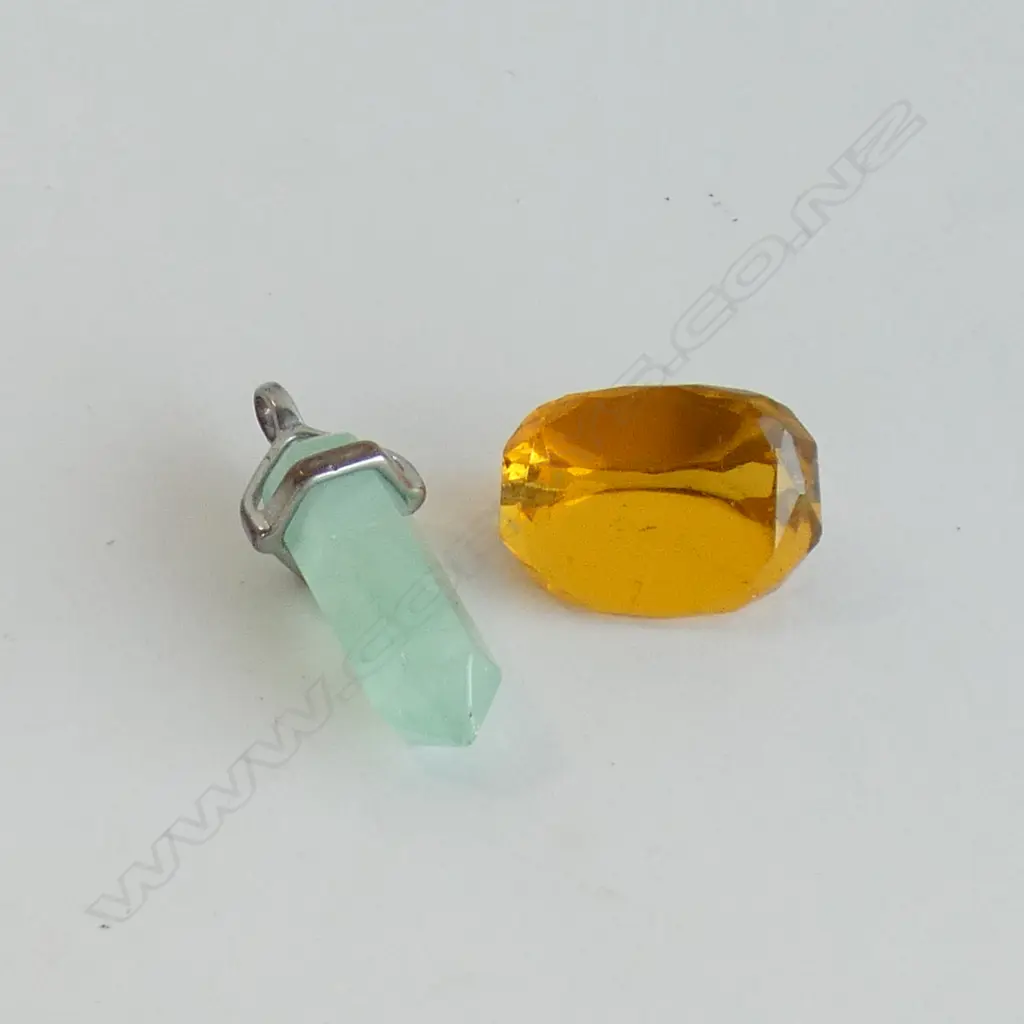 JADE PENDANT AND CITRINE COLOURED SPINNER Image 1++