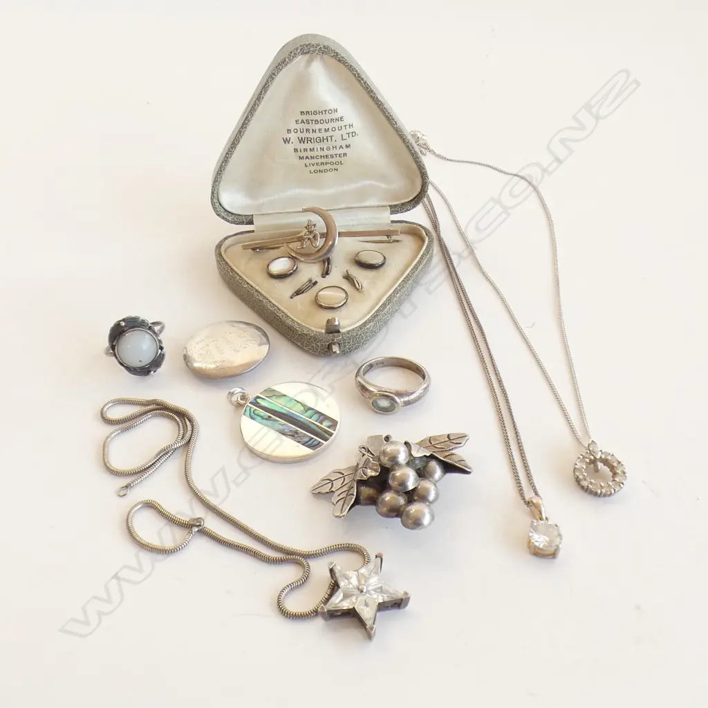 ASST SILVER & OTHER JEWELLERY PENDANTS BROOCHES ETC Image 1++