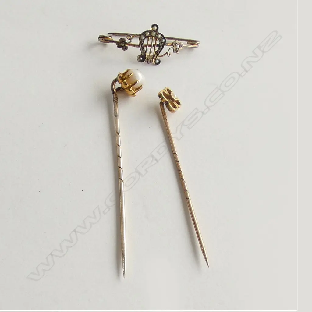 3 GOLD & PEARL JEWELLERY ITEMS. 2 PINS 1 BROOCH Image 1++