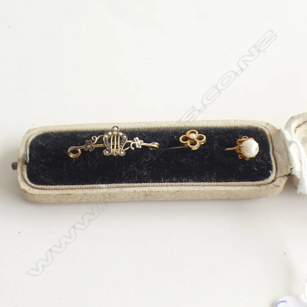 3 GOLD & PEARL JEWELLERY ITEMS. 2 PINS 1 BROOCH Image 1++