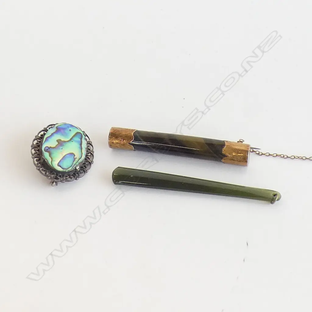 3 PCS JEWELLERY; GREENSTONE / PAUA BROOCH Image 1++