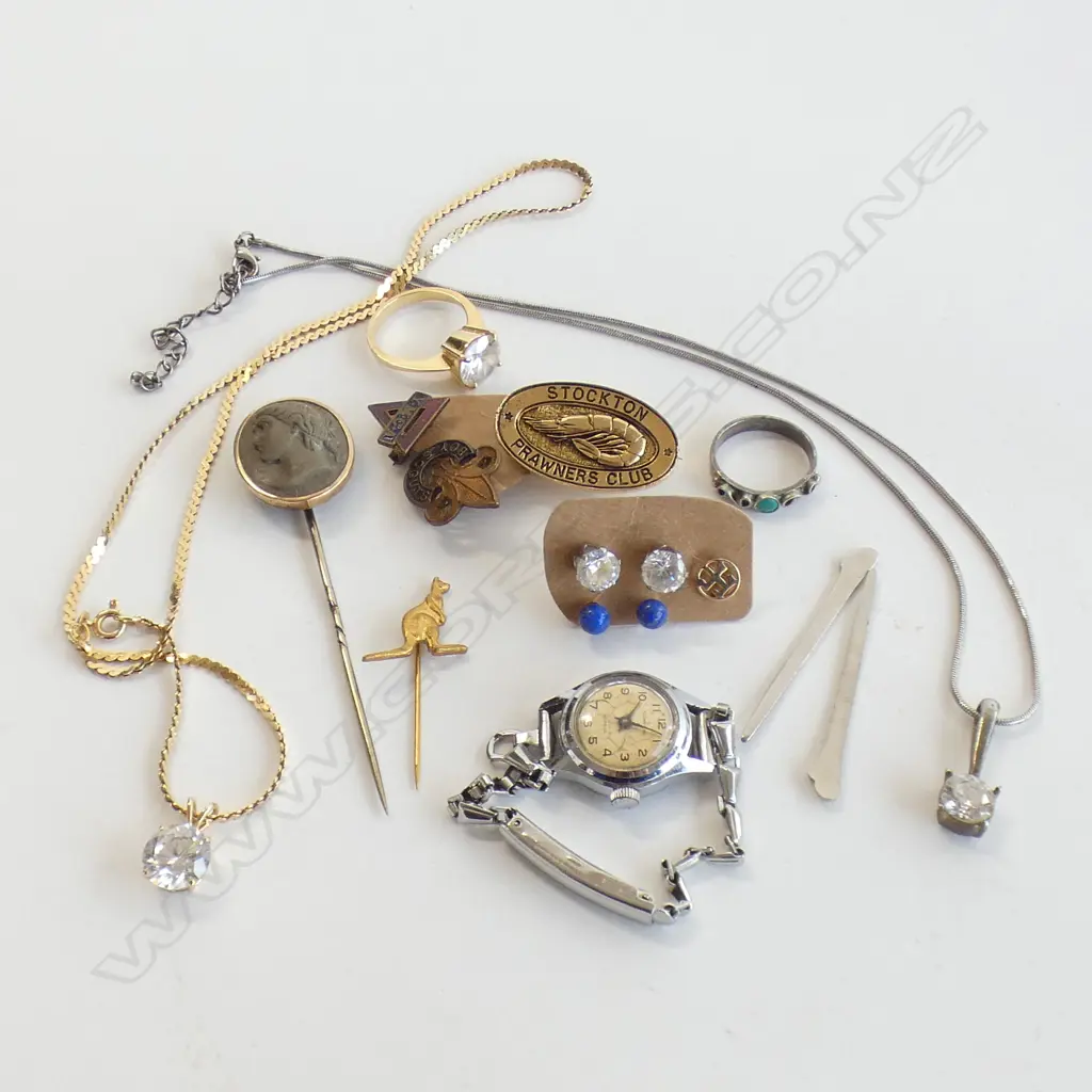 SM BOX LOT ASSTJEWELLERY & BADGES; RINGS / EARRINGS ETC. Image 1++