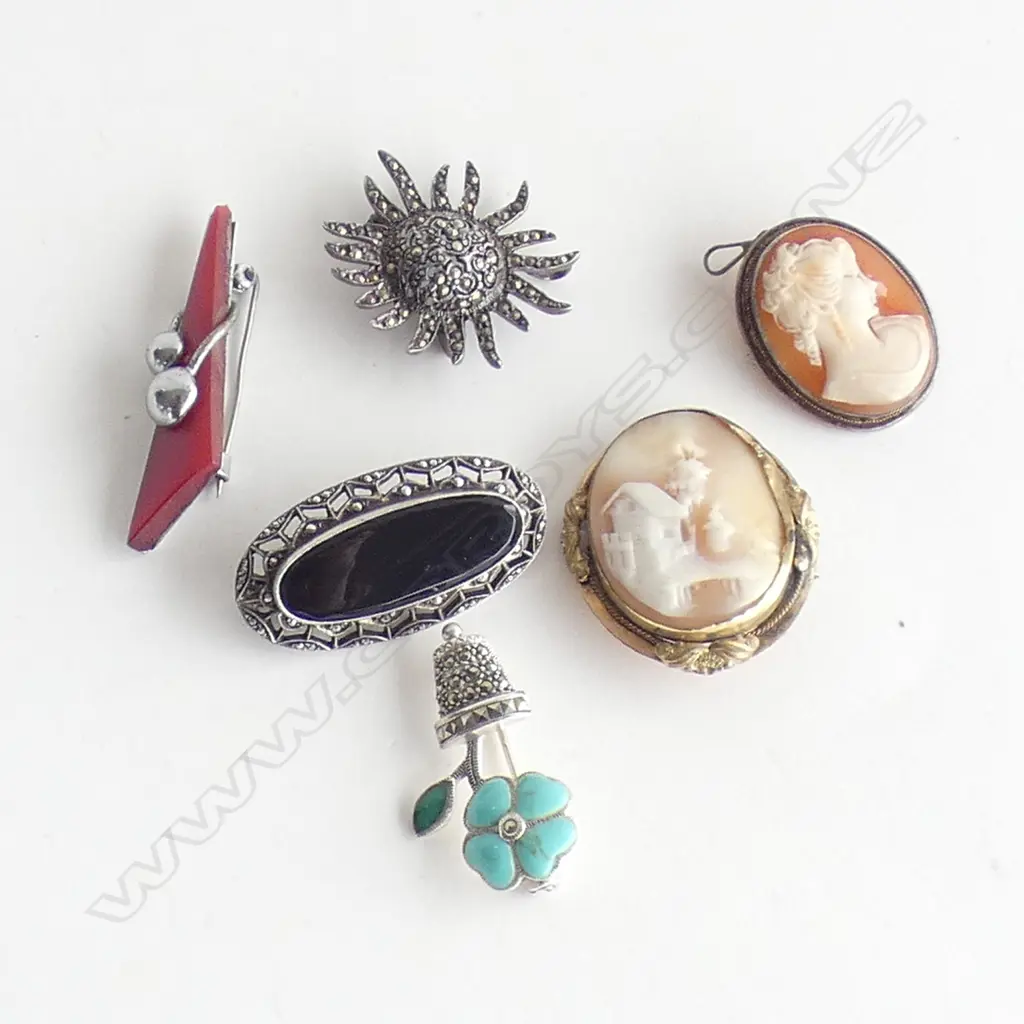 GOLD CAMEO BROOCH (af)/SILVER CAMEO BROOCH & 4 SILVER BROOCHES Image 1++