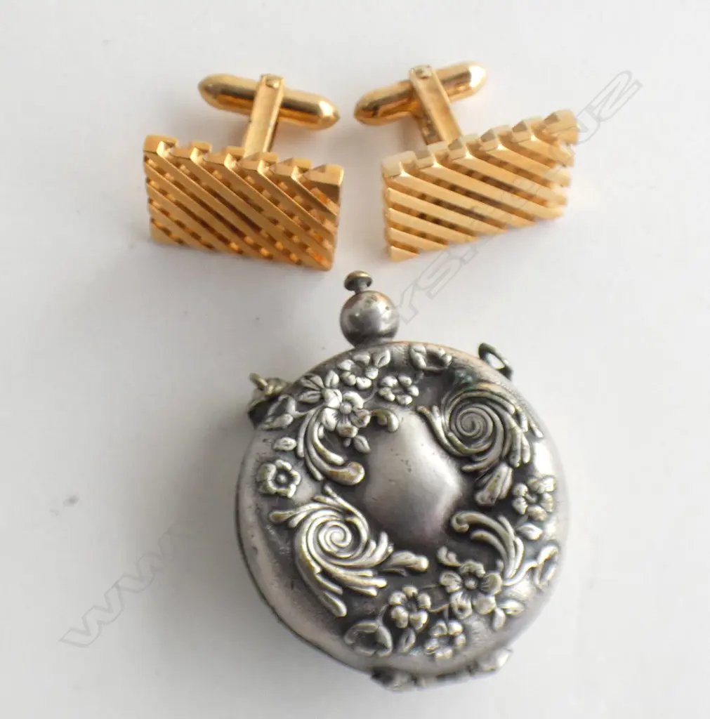 SILVER PLATE SOVEREIGN CASE (DENTED) & PAIR GOLD METAL CUFFLINKS Image 1++