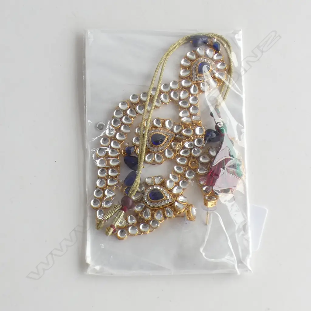 ELABORATE COSTUME JEWELLERY SUITE Image 1++
