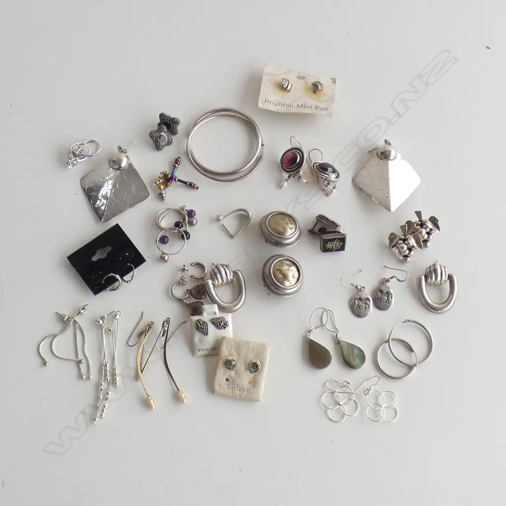 BAG OF ASSORTED SILVER EARRINGS Image 1++