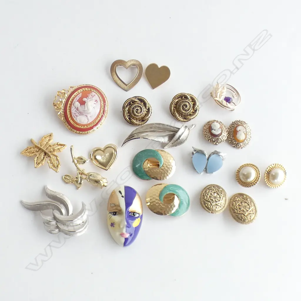BAG OF COSTUME CLIP-ON EARRINGS AND BROOCHES Image 1++