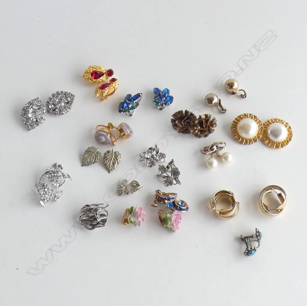 BAGS OF VINTAGE EARRINGS/CHANEL STYLE EARRINGS AND OTHER EARRINGS Image 1++