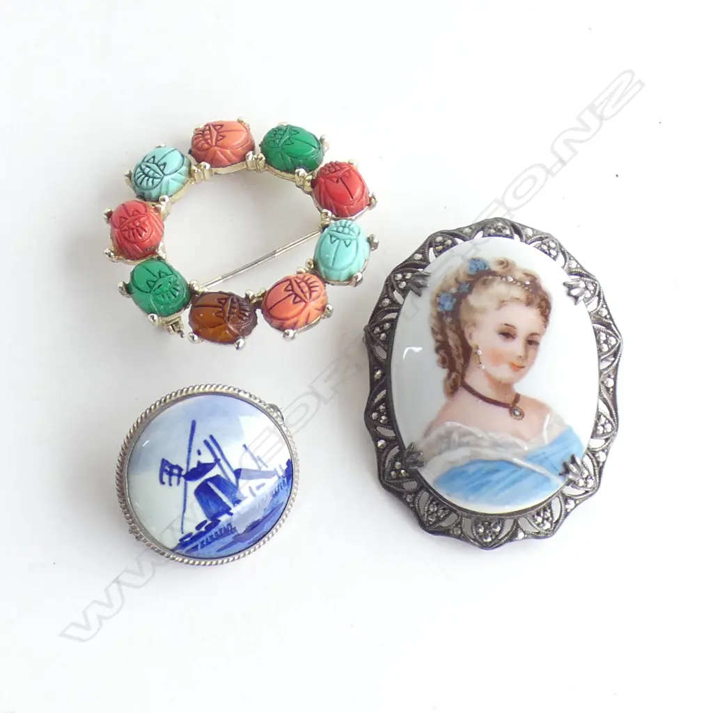 LIMOGE BROOCH/DELFT BROOCH/SCARAB BEETLE TYPE BROOCH Image 1++