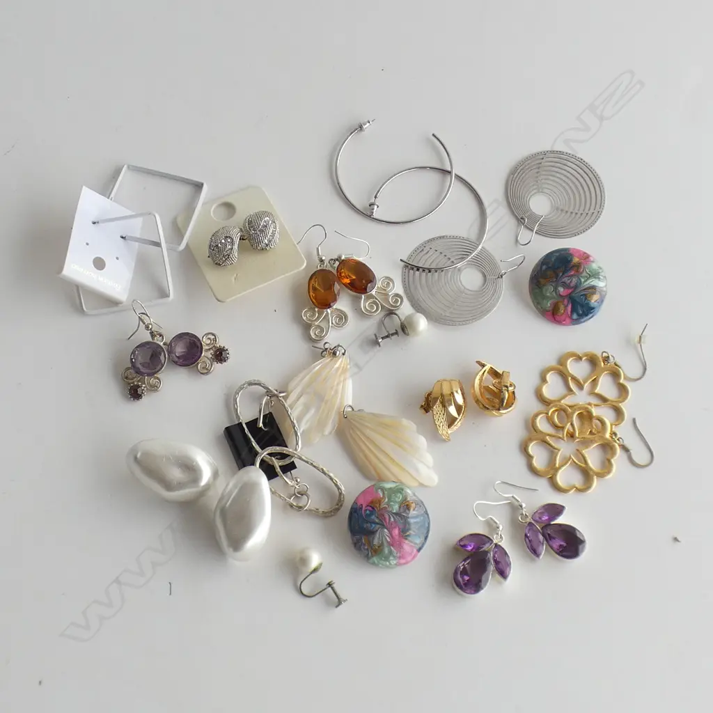 BAG OF COSTUME EARRINGS Image 1++