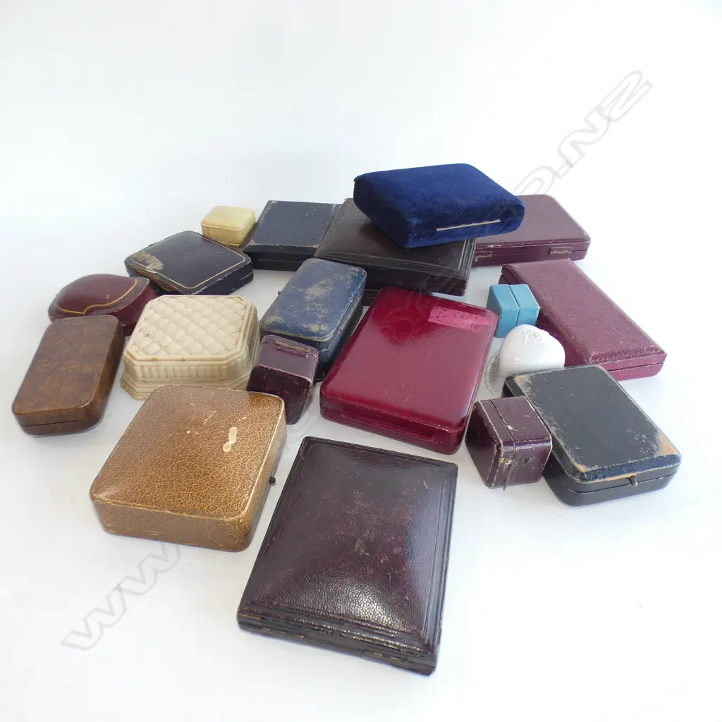 BAG OF 20 OLD JEWELLERY BOXES Image 1++