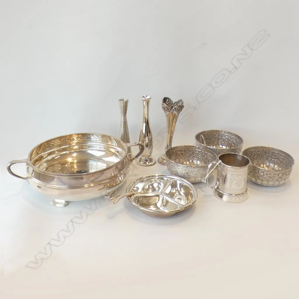 ASSORTED SILVER AND SILVER PLATE DISHES/VASES/BOWLS ETC Image 1++