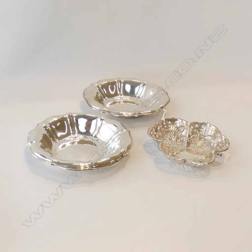 THREE SMALL SILVER DISHES 125gm Image 1++