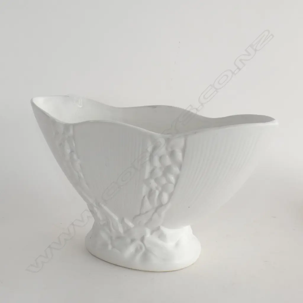 CROWN LYNN  STYLE VASE  (ROYDON POTTERY) H 160MM Image 1++