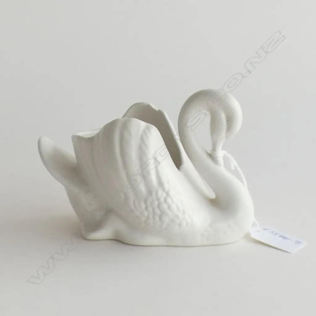 CROWN LYNN SMALL WHITE SWAN VASE #.154. L.140mm Image 1++