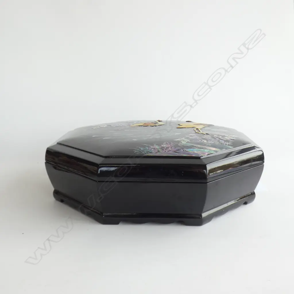 CHINESE BLACK LACQUER 8 SIDED BOX - CARVED PEACOCK & MOP LID - 9 SECTIONS INSIDE (DIA  310MM) Image 1++