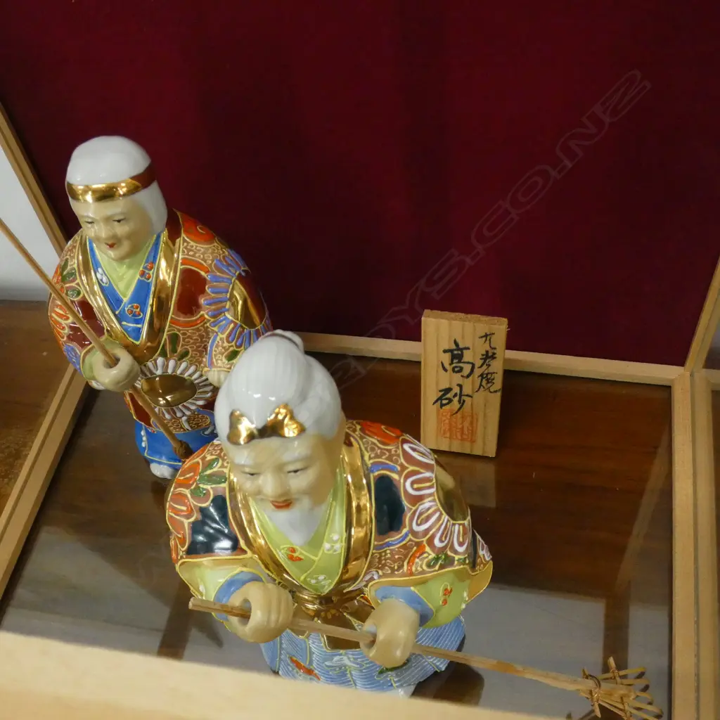 JAPANESE SATSUMA FIGURES IN GLASS CASE Image 1++