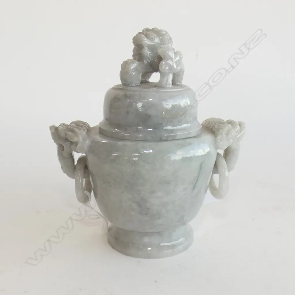 CHINESE JADE POT w. CAPTURED HANDLES H.100mm Image 1++