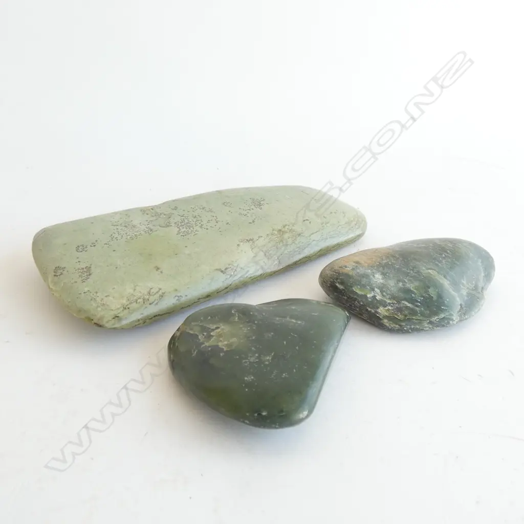 2 NEPHRITE PEBBLES AND AN ADZE BLADE (L.125mm) Image 1++