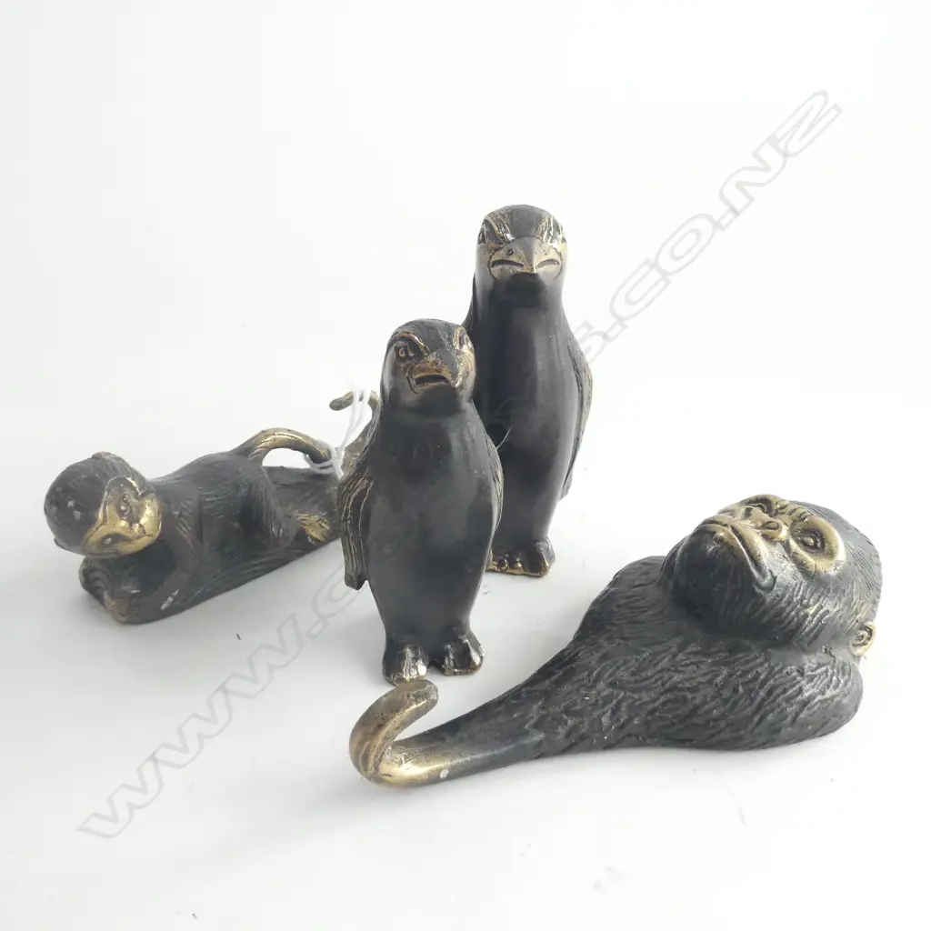 4 BRONZE ITEMS; MONKEY & GORILLA HOOKS, 2x PENGUINS Image 1++