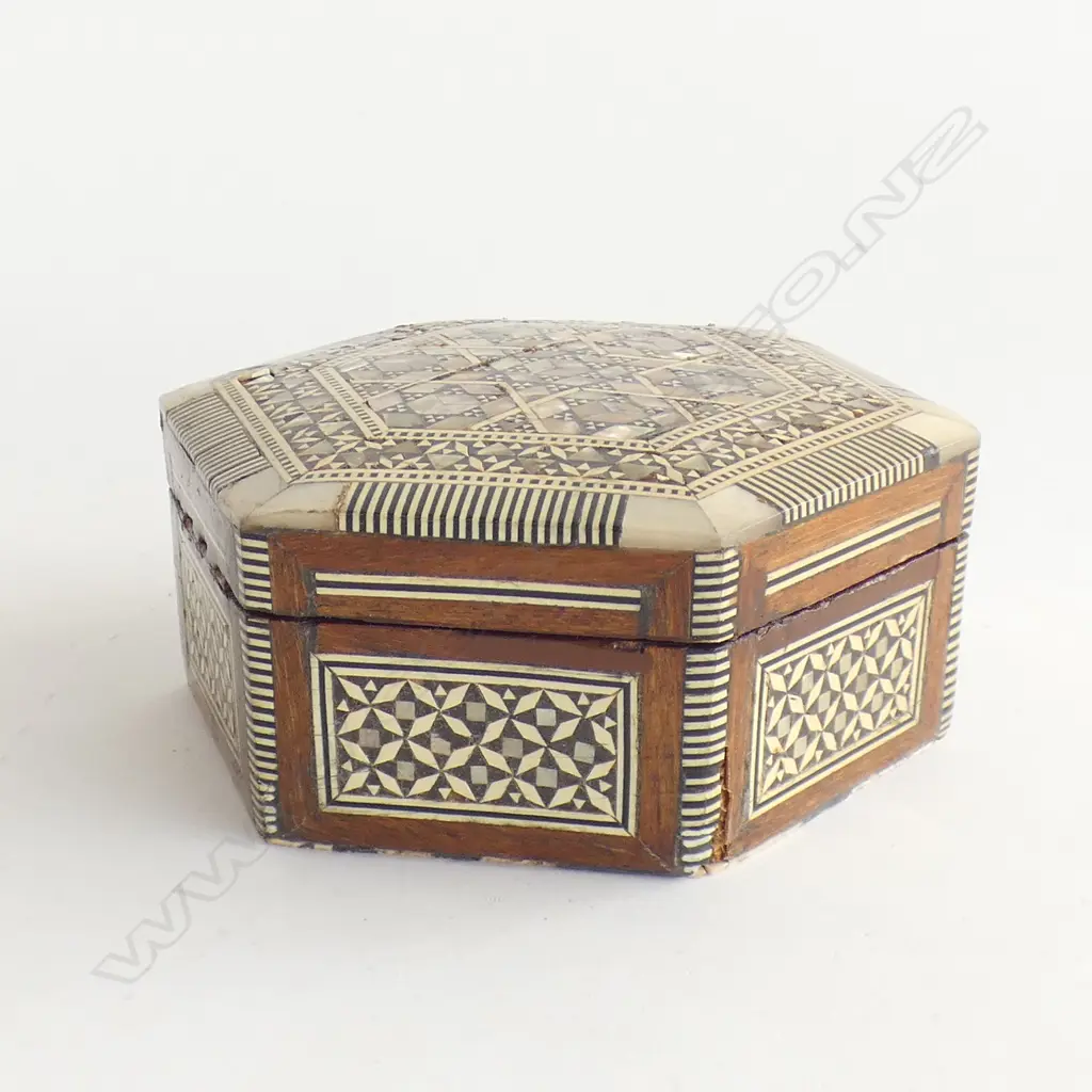 INDIAN STYLE WOODEN & MARQUETRY INLAID LIDDED BOX  DIA 110MM Image 1++