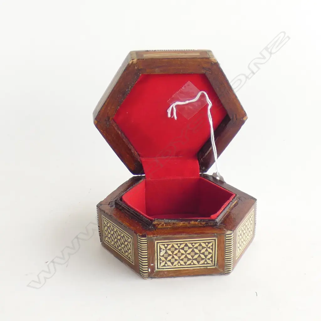 INDIAN STYLE WOODEN & MARQUETRY INLAID LIDDED BOX  DIA 110MM Image 1++