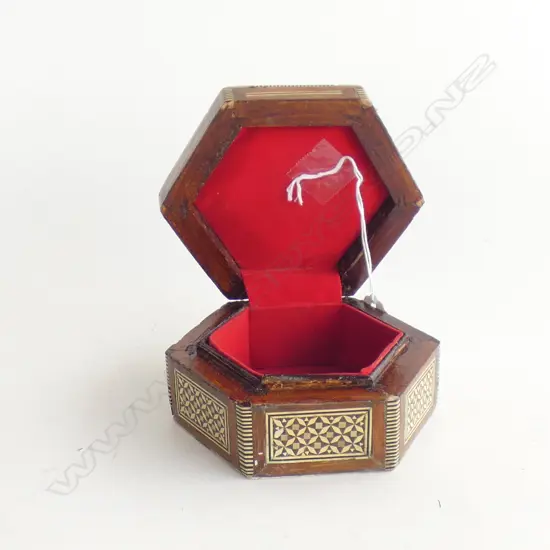INDIAN STYLE WOODEN & MARQUETRY INLAID LIDDED BOX  DIA 110MM