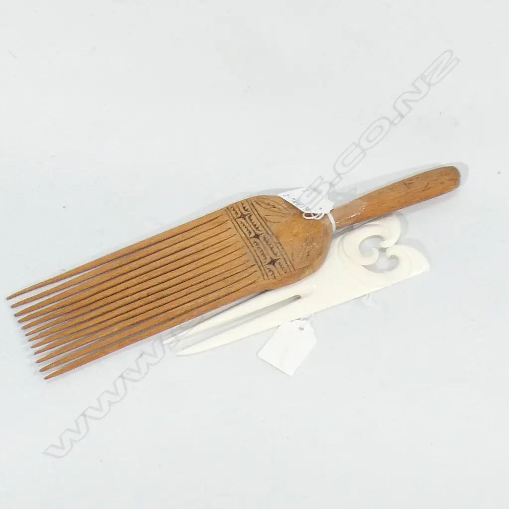 2 VINTAGE COMBS; 1 MAORI DESIGN CARVED BONE HERU COMB (L170MM) & WOODEN CARVED ISLAND STYLE DESIGN COMB (L290MM) Image 1++