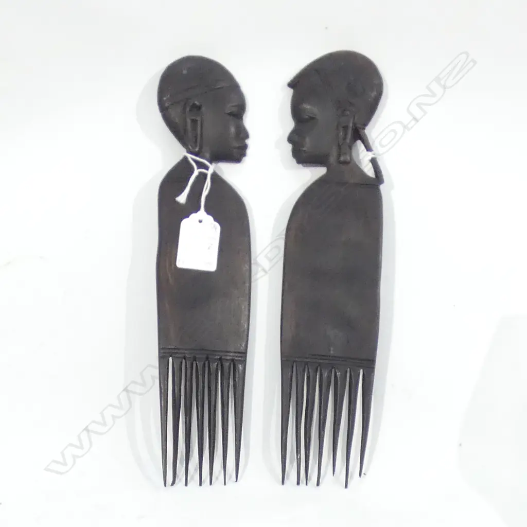 2 VINTAGE CARVED EBONY AFRICAN FIGURAL CARVED WOODEN COMBS (L 275MM) Image 1++