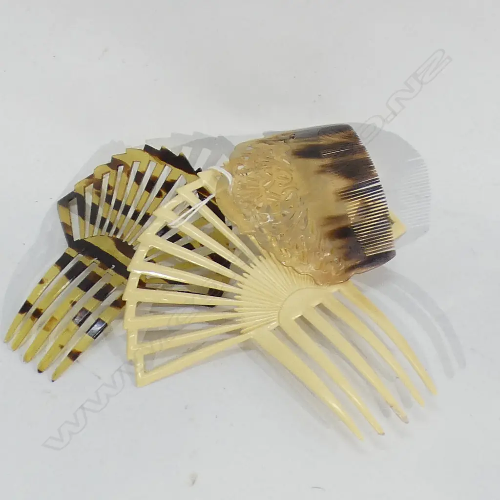 3 VINTAGE COMBS; 2 FAUX TORTOISE SHELL & ONE FAUX BONE (L 140MM) (L Image 1++