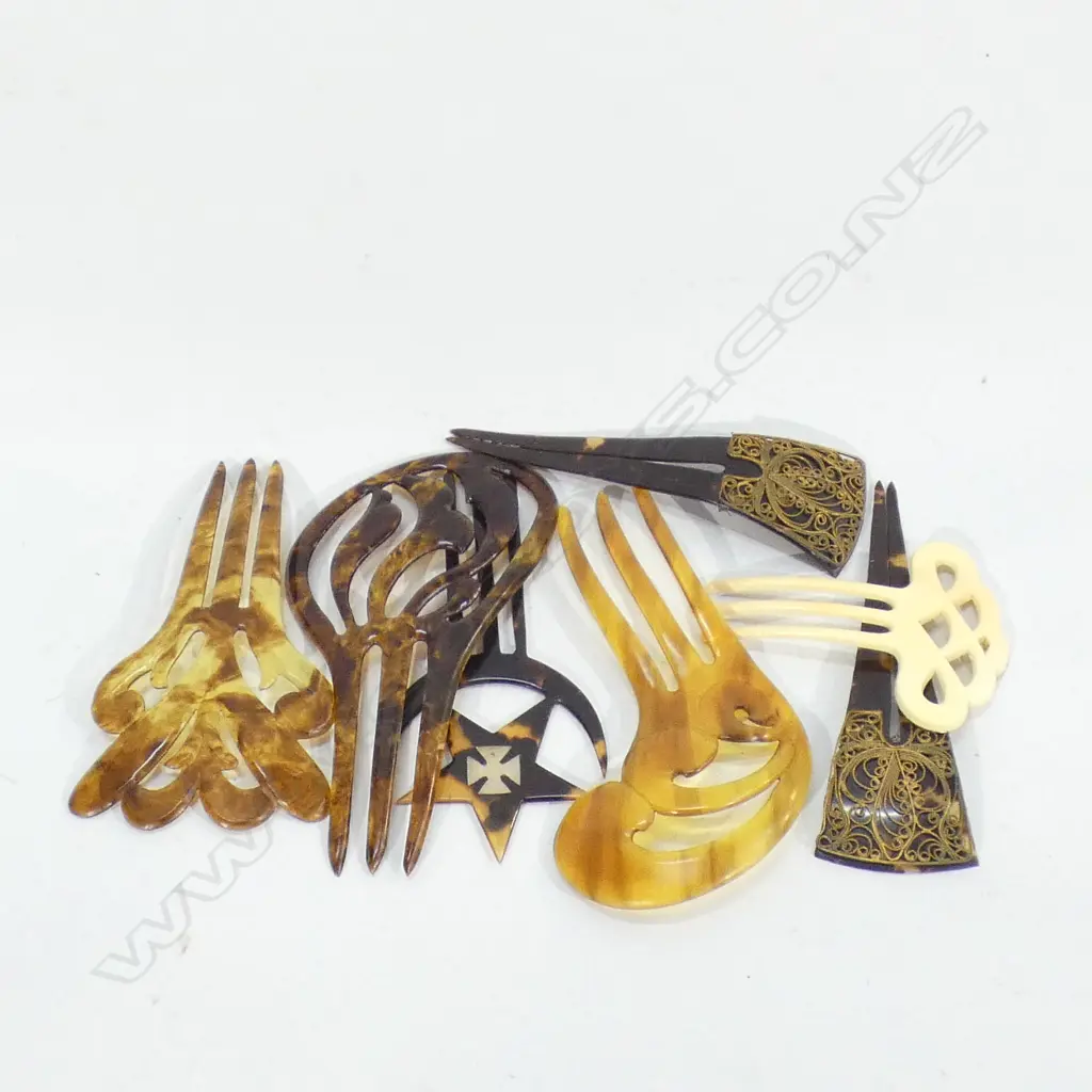 7 ASST VINTAGE COMBS  Image 1++