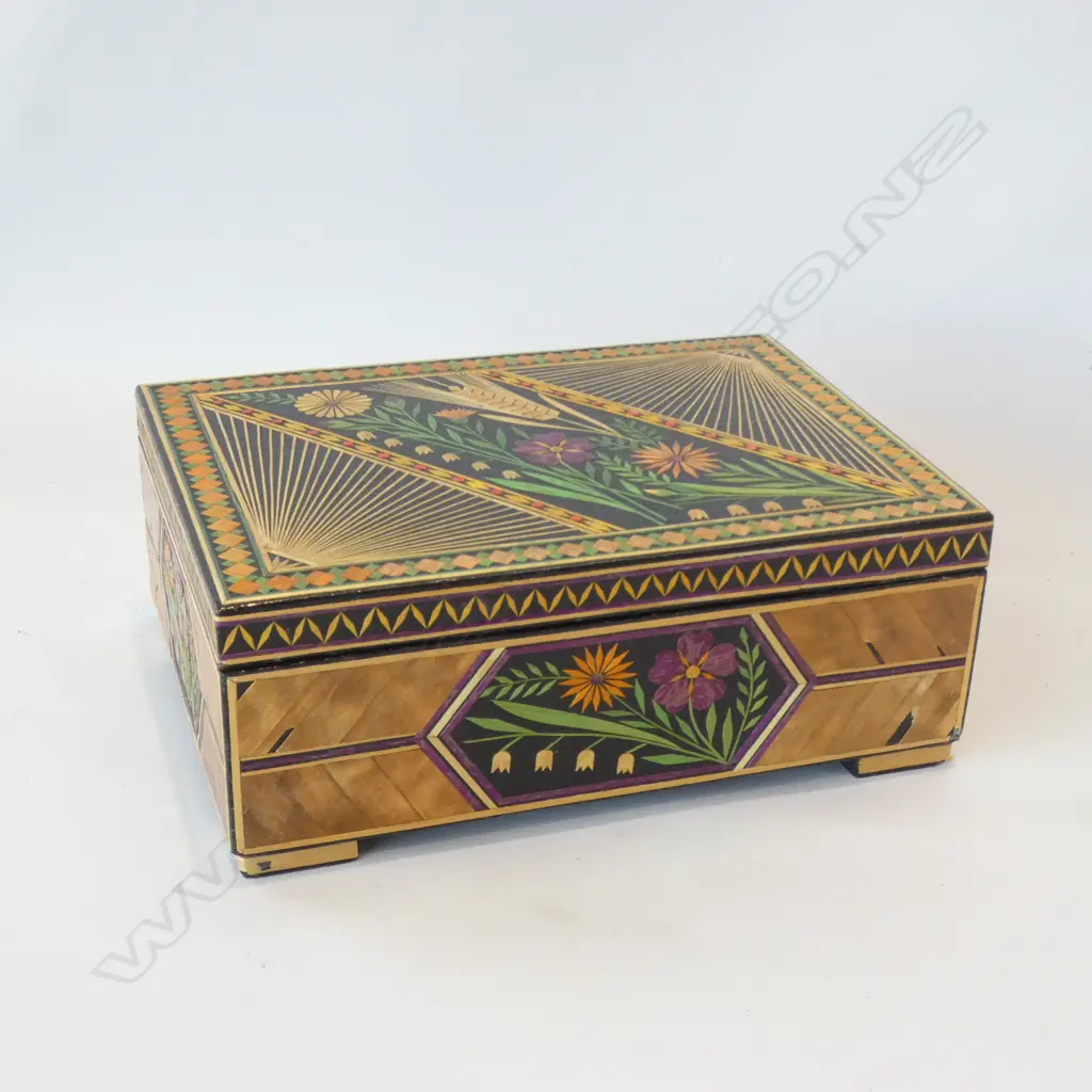 DECORATIVE WOODEN INLAID LIDDED BOX - INNER PADDED SATIN LINED 185 X 140MM Image 1++