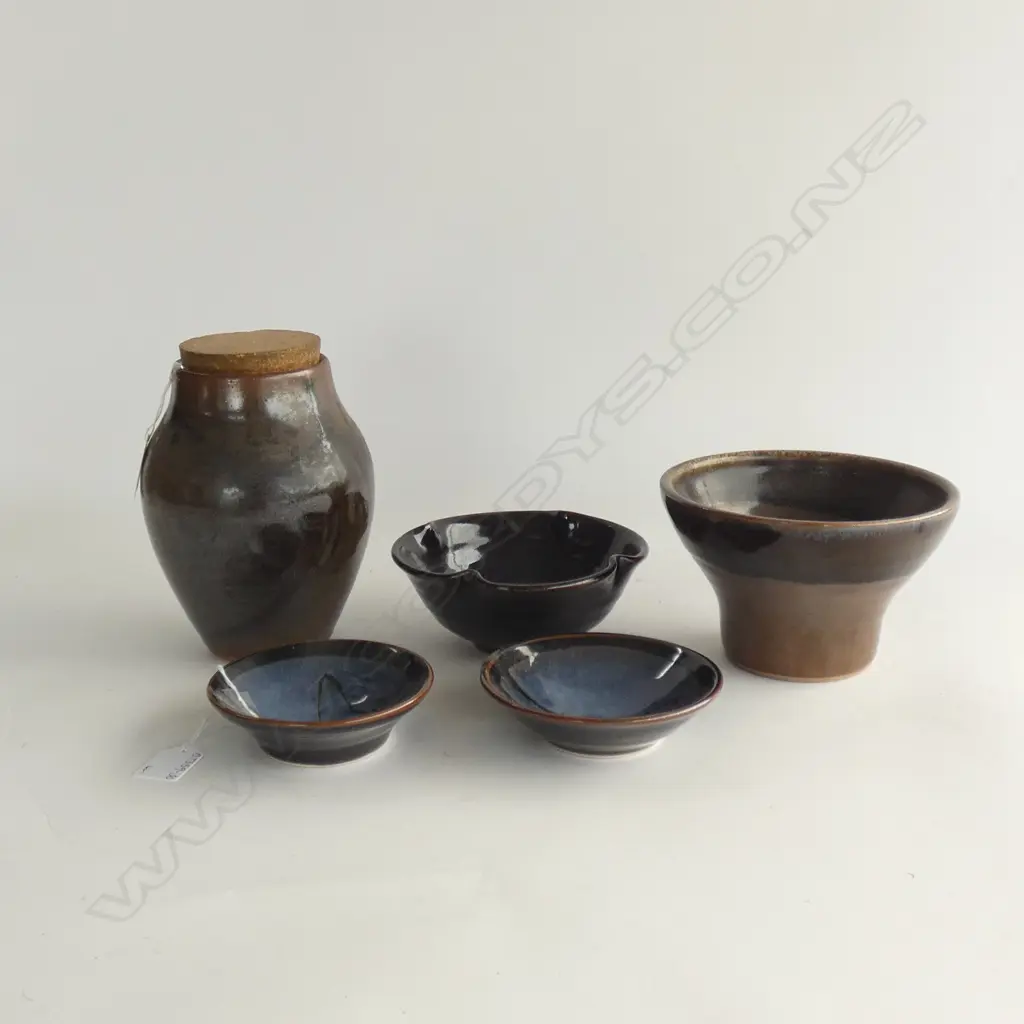 5 BARRY DOYLE POTTERY PCS; 4 SM DISHES (LARGEST DIA 165MM) + CORK LIDDED CANISTER (H 200MM) Image 1++