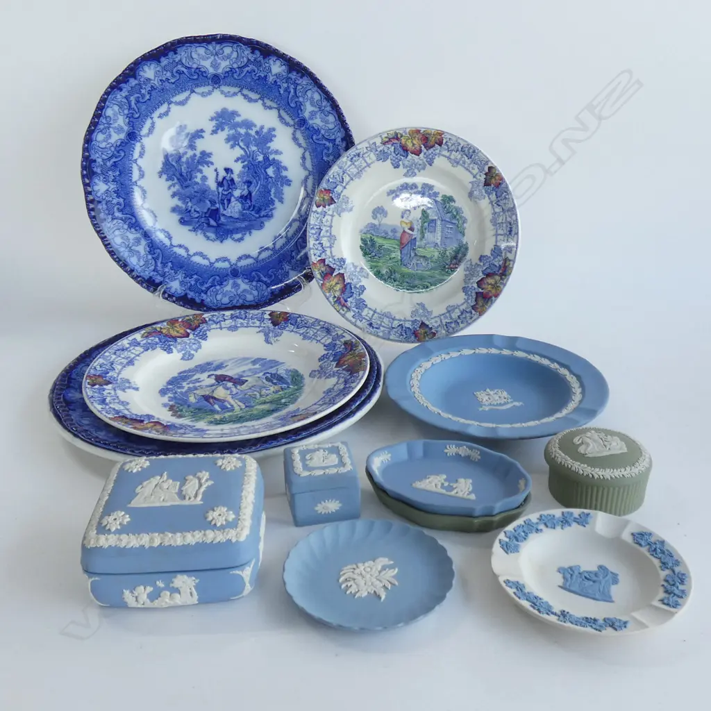 5 B/W PLATES + 8 PCES WEDGWOOD Image 1++