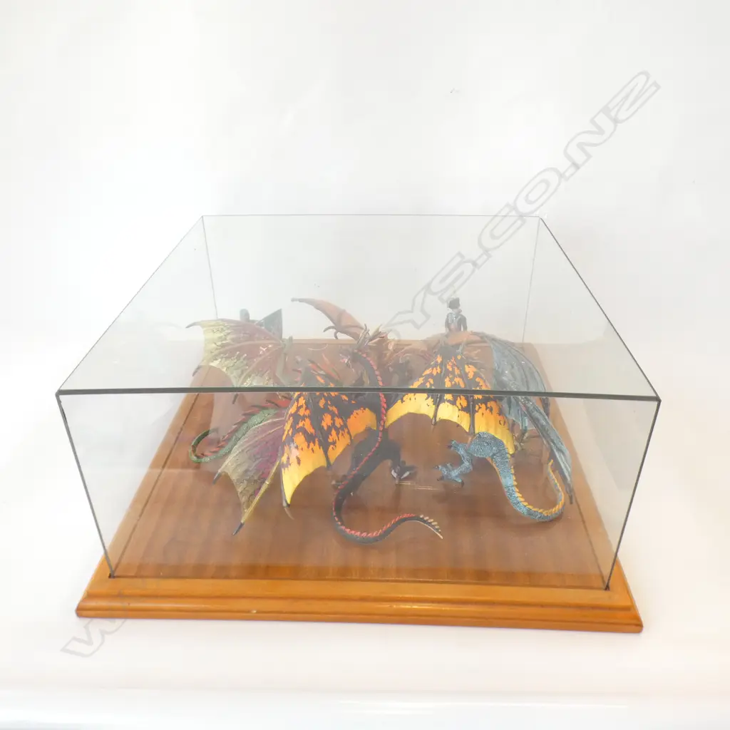 GLASS DISPLAY BOX w. DRAGONS 330mm sq Image 1++