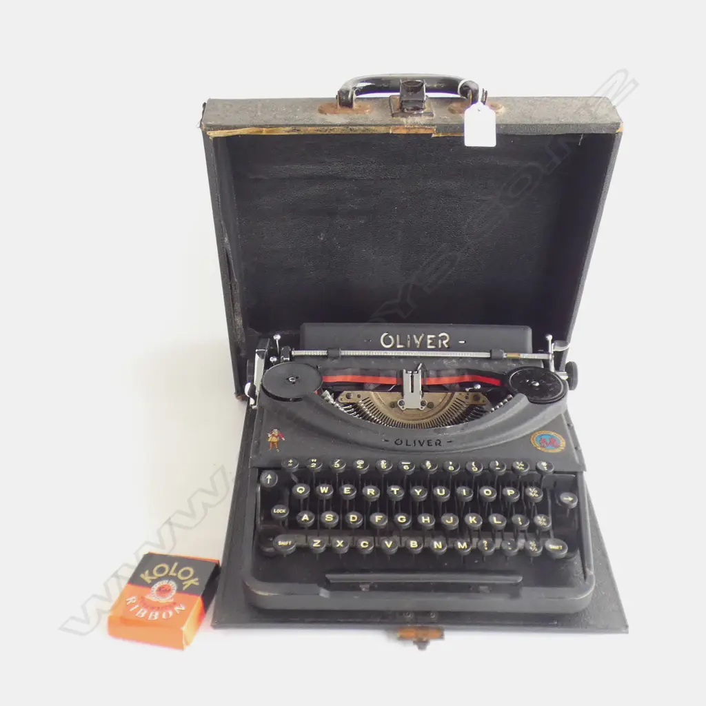 ANTIQUE CASED TYPEWRITER Image 1++