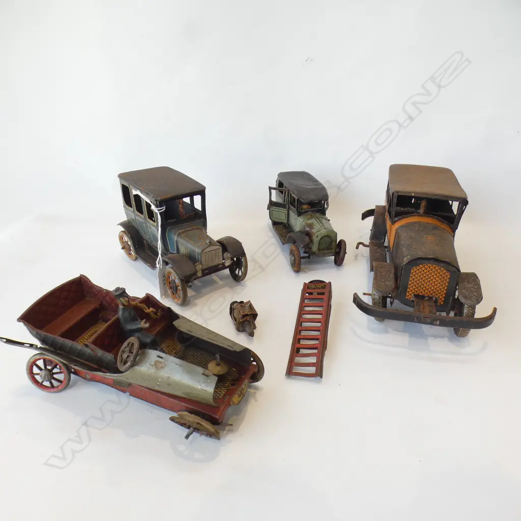 4 VINTAGE TIN MODEL CARS Image 1++