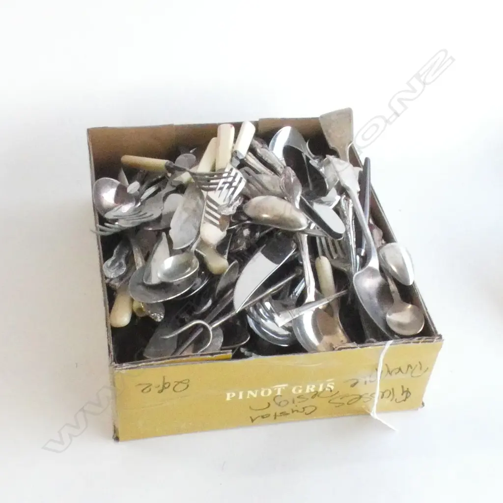 LGE BOX SILVER PLATE & OTHER CUTLERY Image 1++