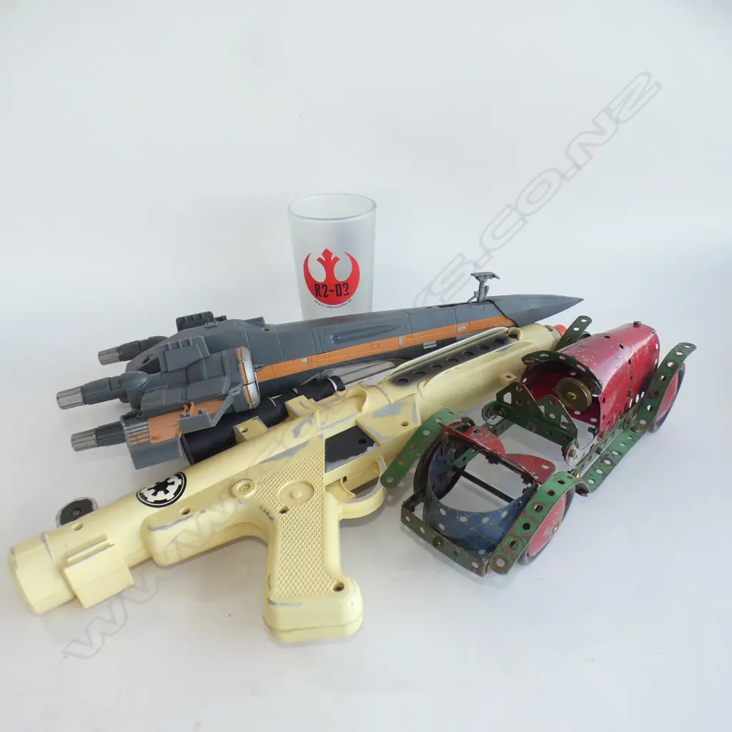 BOX ASST OLD TOYS; MECCANO CAR/ GUN / ROCKET ETC.. Image 1++