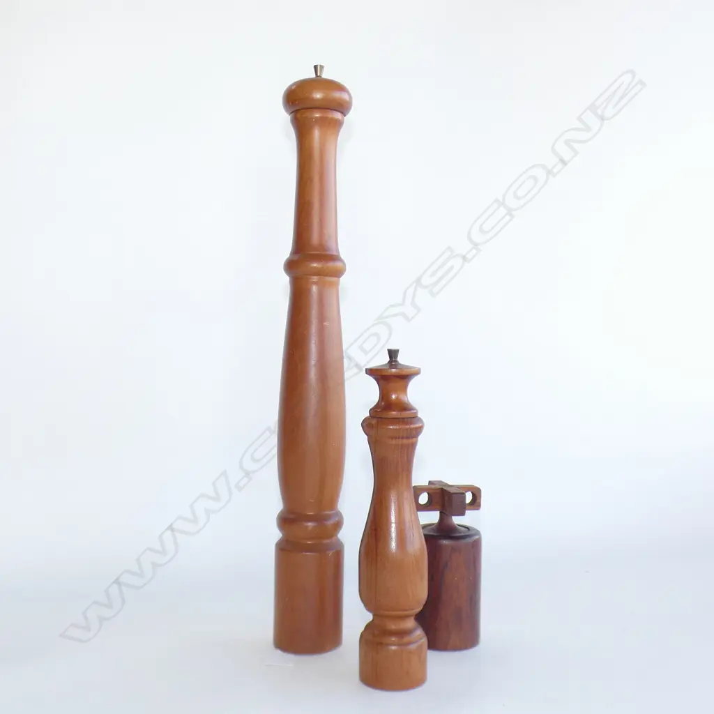 3 X VINTAGE PEPPER MILLS Image 1++