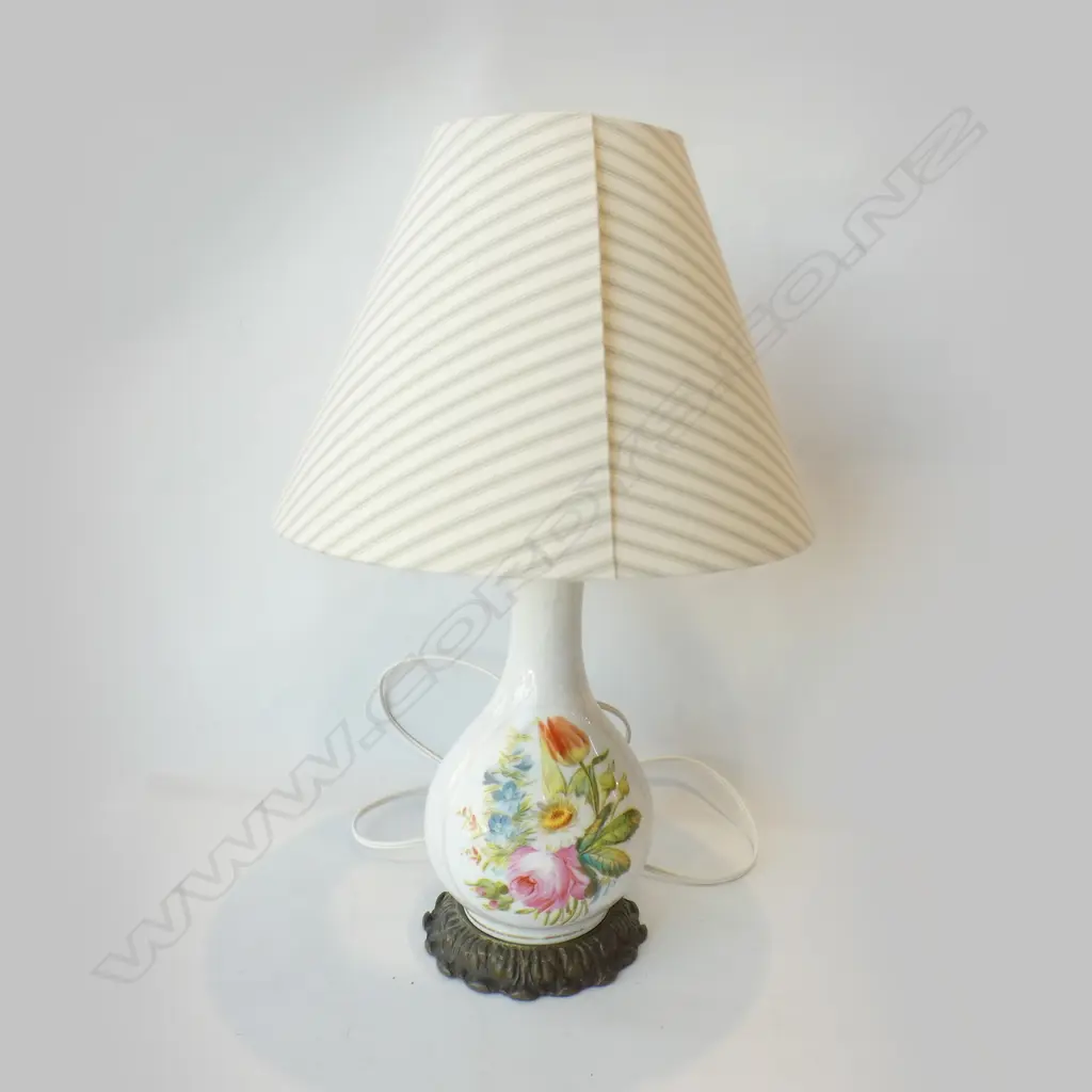 PORCELAIN TABLE LAMP Image 1++