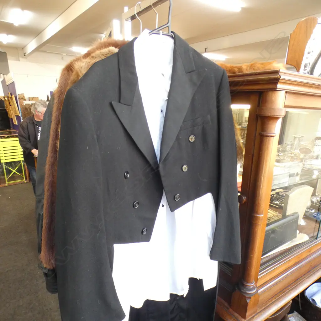 VINTAGE MENS TAILCOAT JACKET & BILL BASS WHITE SHIRT  Image 1++