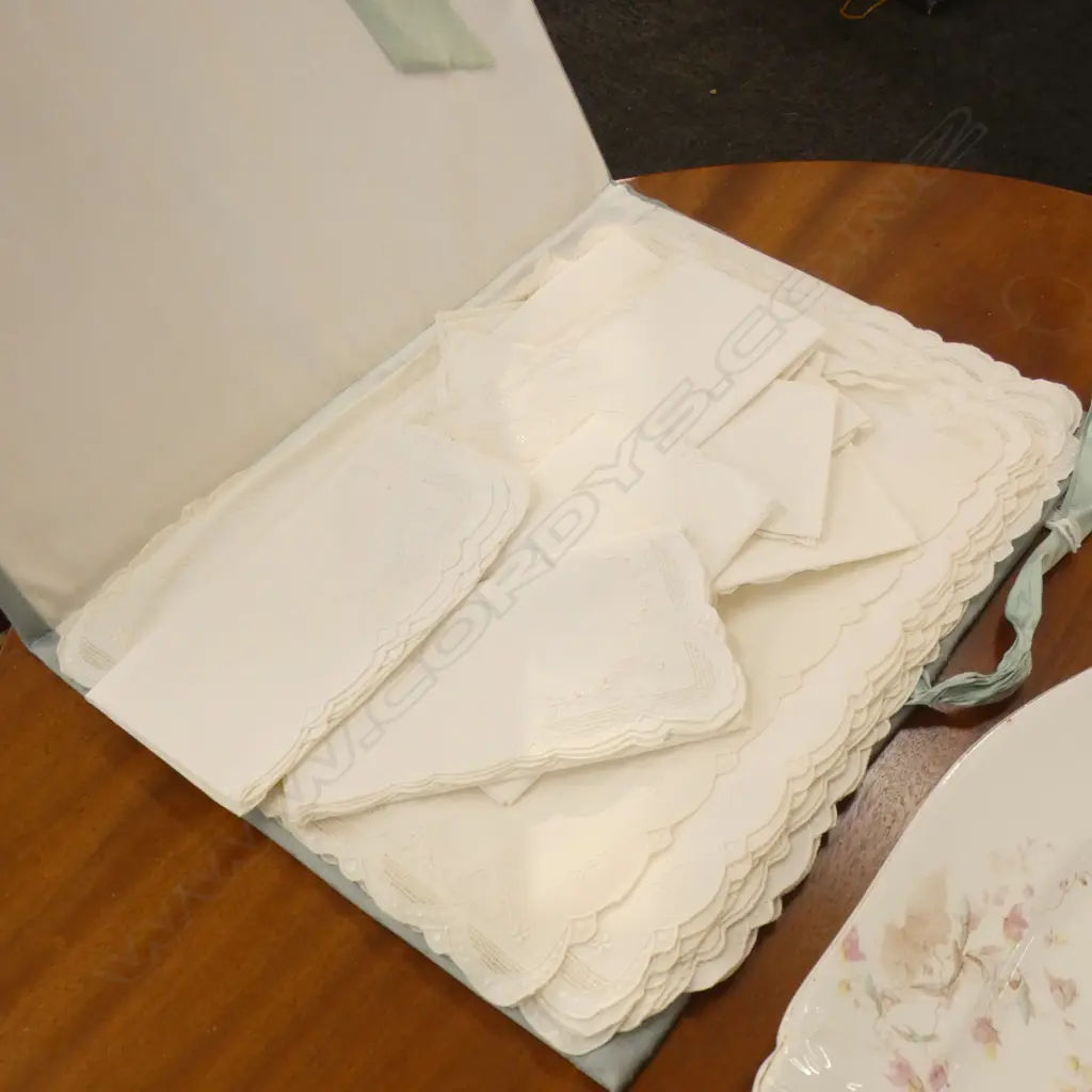 VICTORIAN MEAT PLATTER AND SET OF LINEN TABLE NAPKINS Image 1++