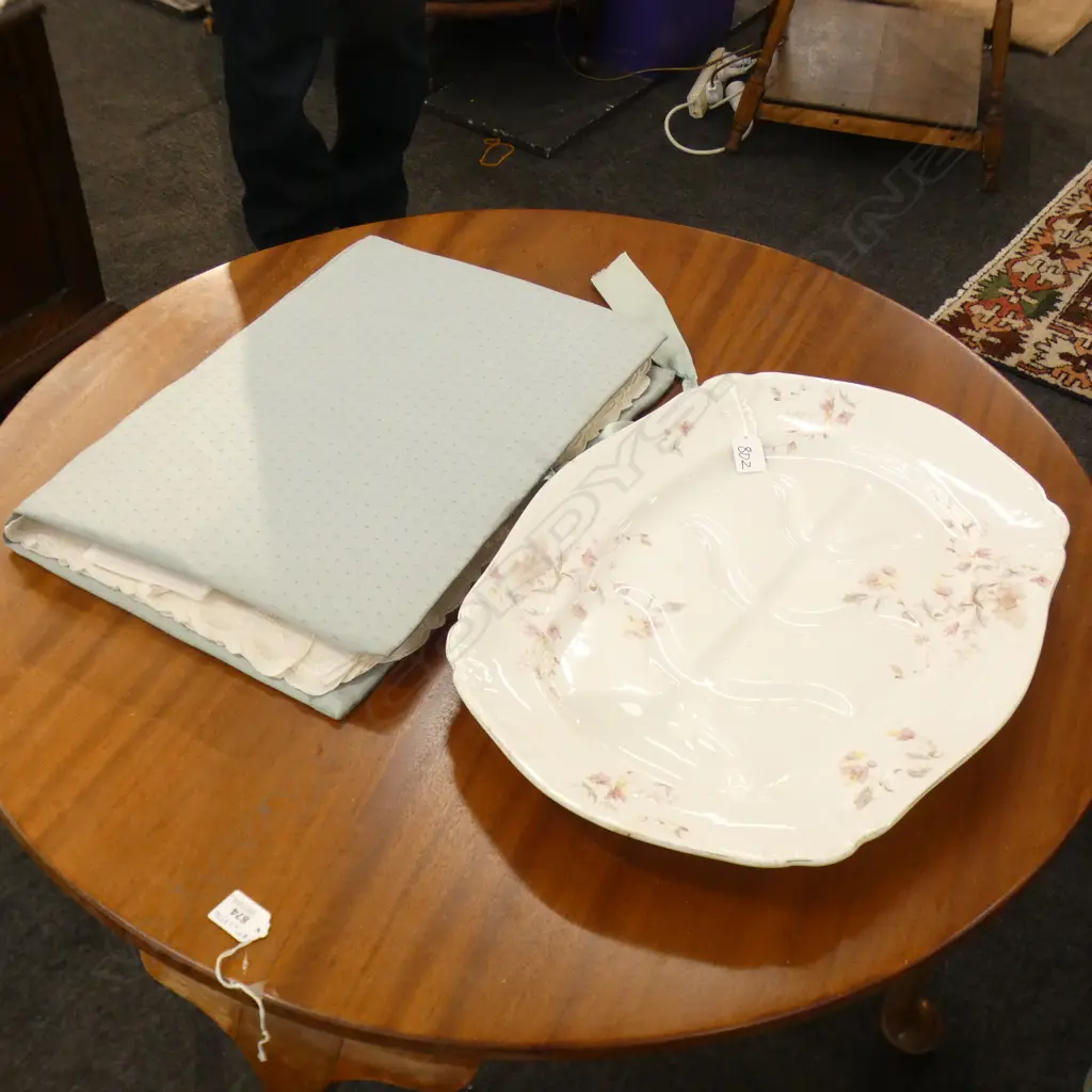 VICTORIAN MEAT PLATTER AND SET OF LINEN TABLE NAPKINS Image 1++