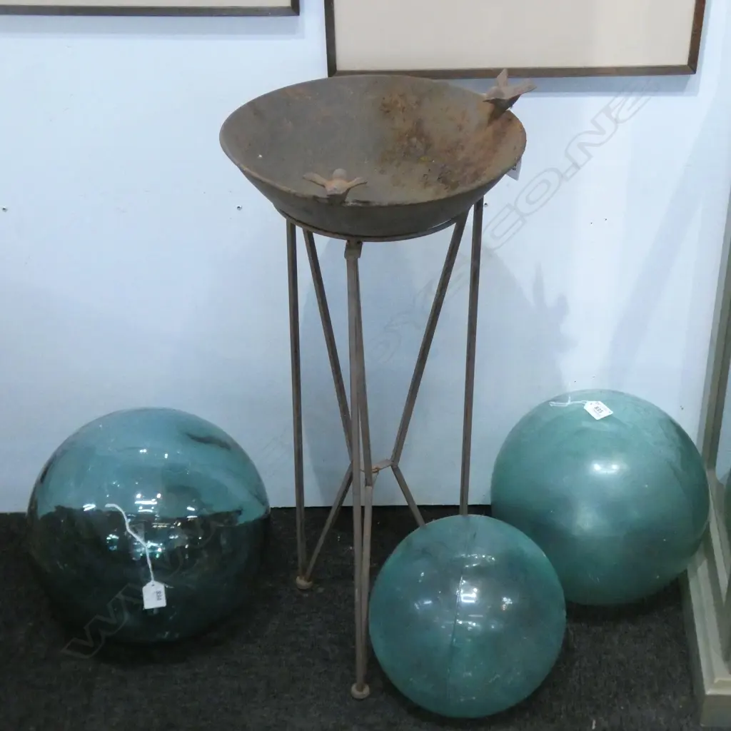TALL RUSTED METAL BIRDBATH, 3 BIRDS TO BOWL, H.720mm Image 1++